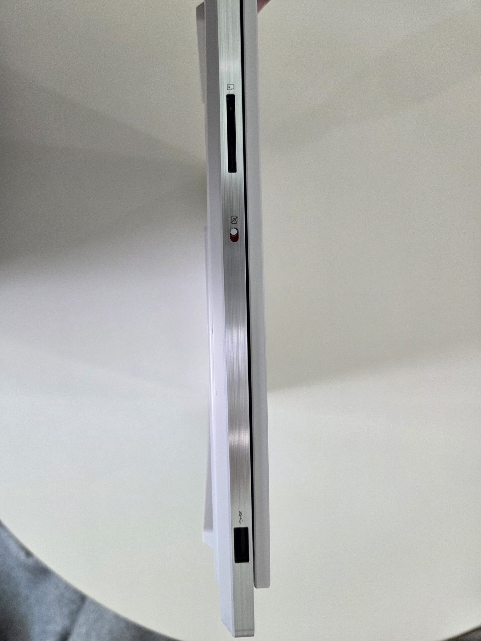 레노버 리전 7i 왼쪽 포트: USB-A, 썬더볼트4, USB-C, 3.5mm